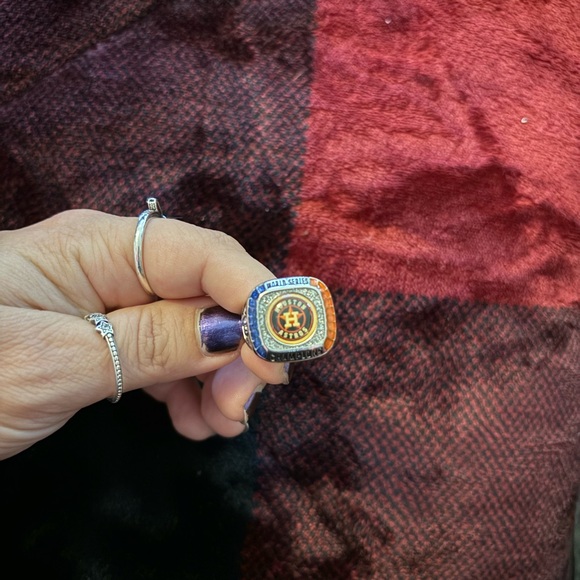 Houston Astros MLB Championship Ring - Picture 1 of 3